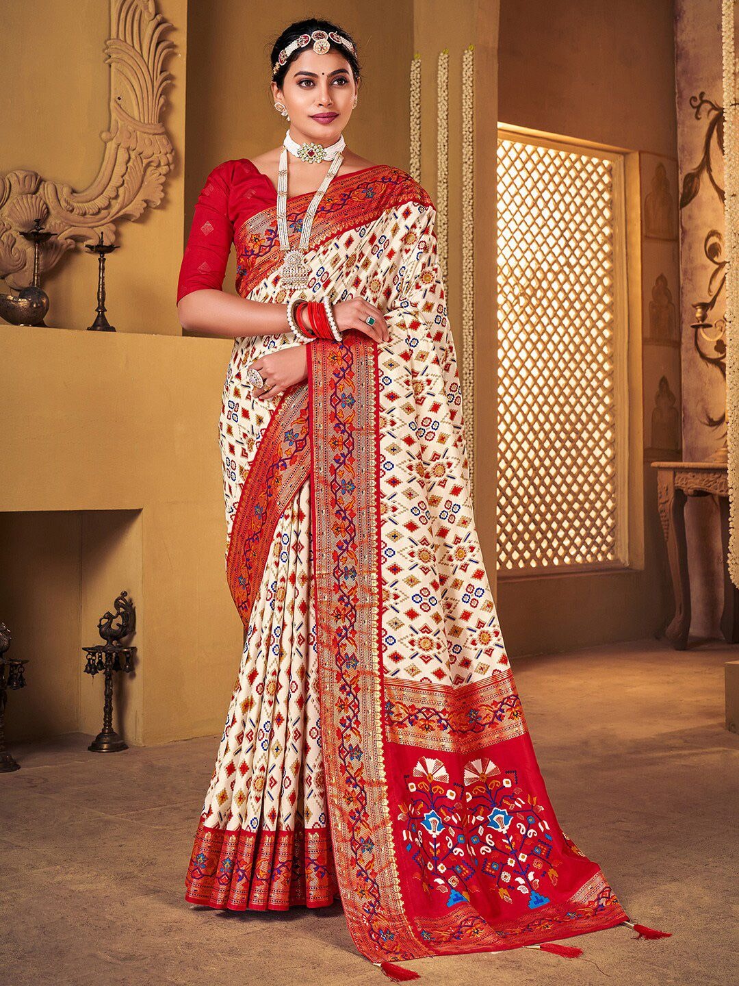Product Details Design Details Navy blue and red patola saree Woven design saree with woven design border Has zari detail The saree comes with an unstitched blouse piece The blouse worn by the model might be for modelling purpose only. Check the image of the blouse piece to understand how the actual blouse piece looks like. Size & Fit Length: 5.5 metres plus 0.8 metre blouse piece Width: 1.06 metres (approx.) Material & Care Saree Fabric : Silk Blend Blouse Fabric: Silk Blend Dry Clean